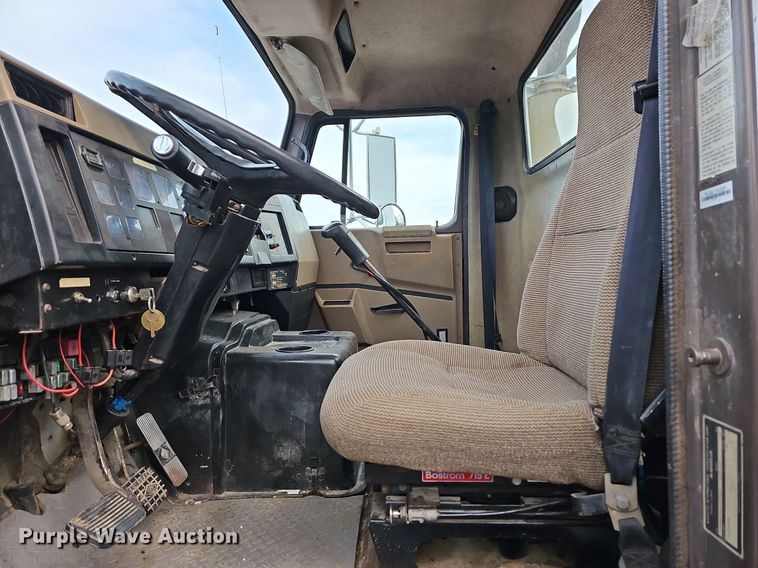 image for item MB9936 1991 International 8100  semi truck