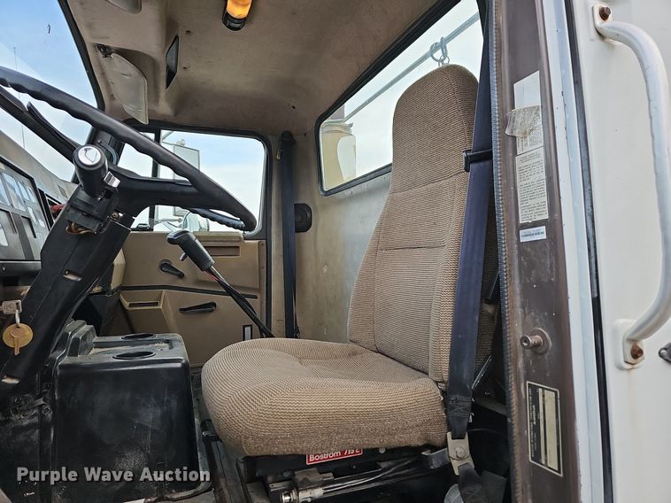 image for item MB9936 1991 International 8100  semi truck