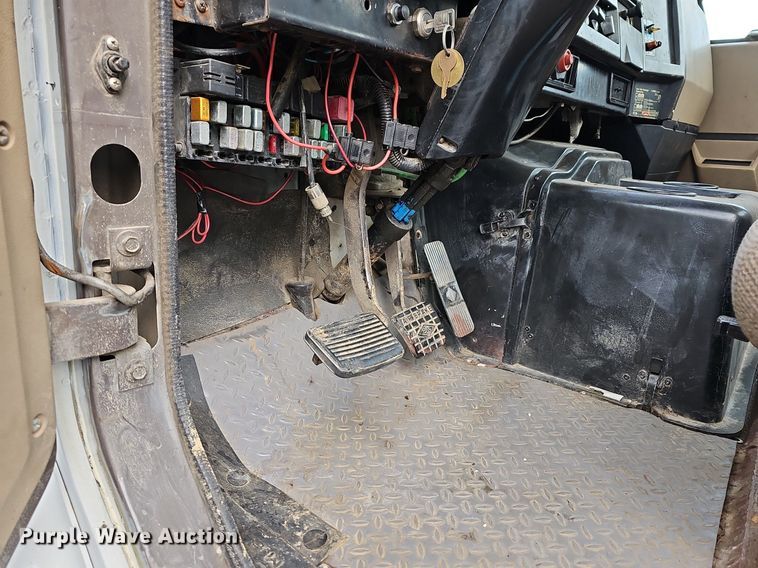 image for item MB9936 1991 International 8100  semi truck