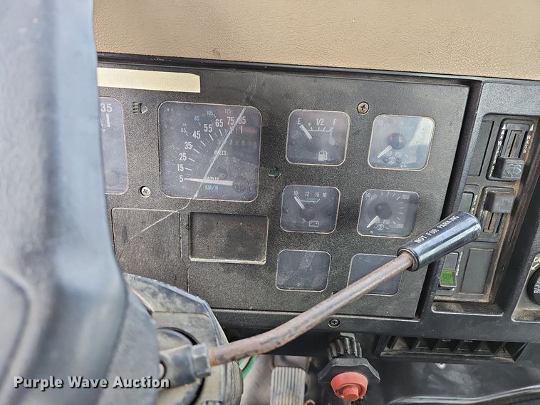 image for item MB9936 1991 International 8100  semi truck