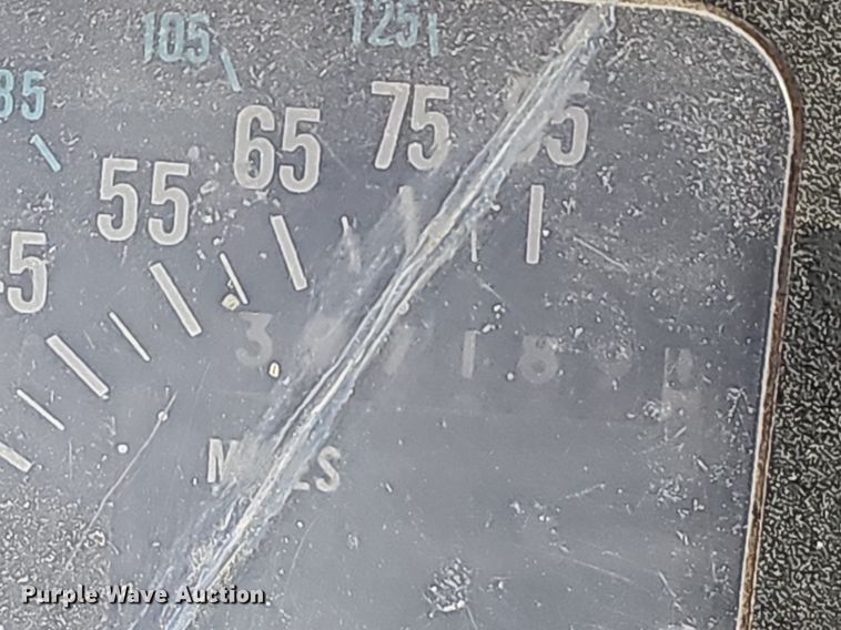 image for item MB9936 1991 International 8100  semi truck