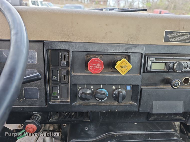 image for item MB9936 1991 International 8100  semi truck