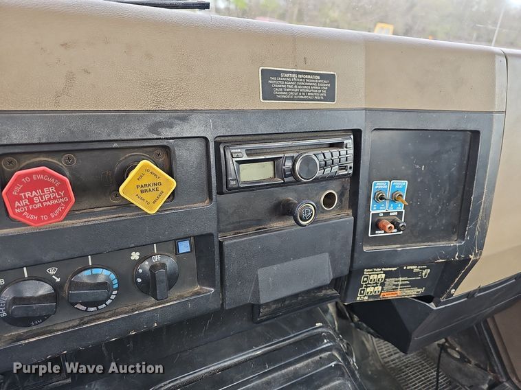 image for item MB9936 1991 International 8100  semi truck