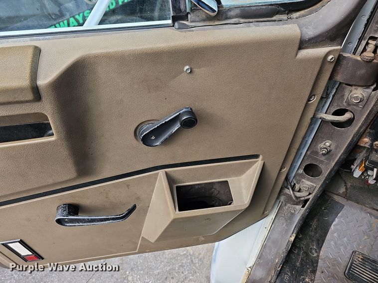 image for item MB9936 1991 International 8100  semi truck