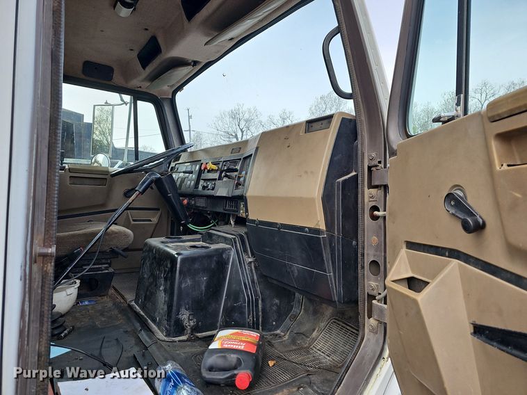 image for item MB9936 1991 International 8100  semi truck