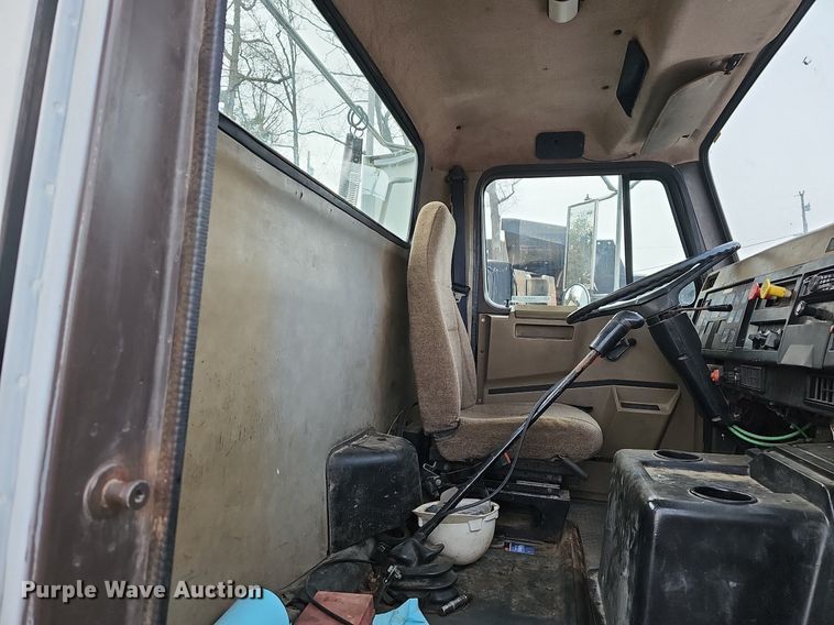 image for item MB9936 1991 International 8100  semi truck