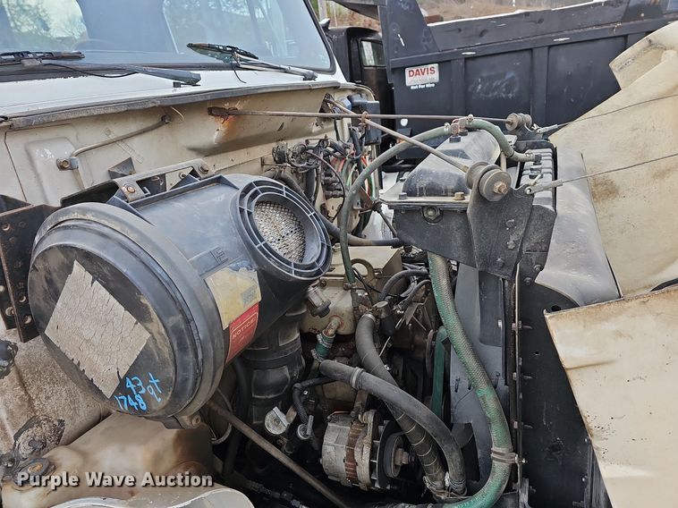 image for item MB9936 1991 International 8100  semi truck