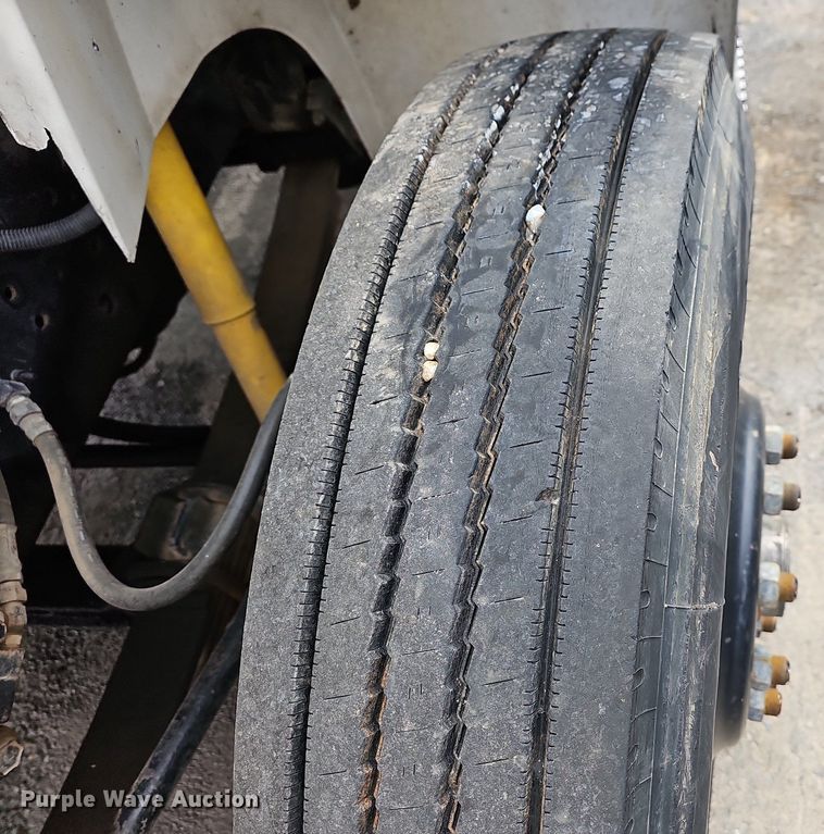 image for item MB9936 1991 International 8100  semi truck