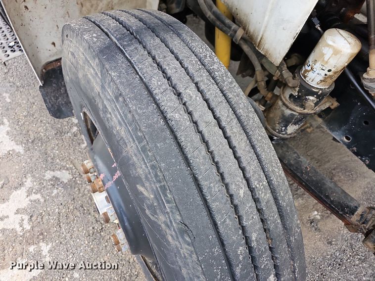 image for item MB9936 1991 International 8100  semi truck