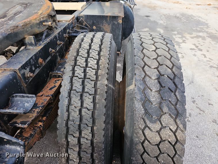 image for item MB9936 1991 International 8100  semi truck