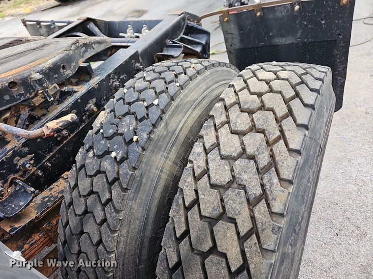 image for item MB9936 1991 International 8100  semi truck