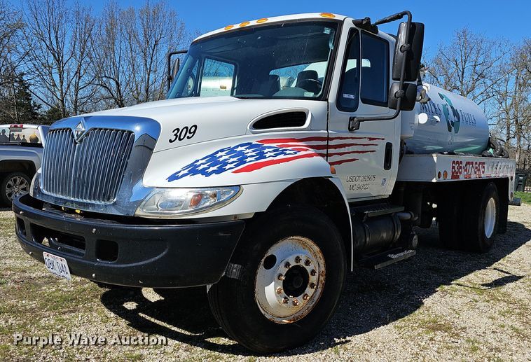 image for item MB9955 2007 International 4300  vacuum truck