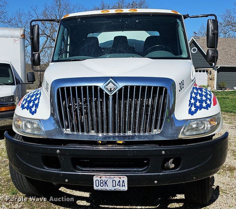 image for item MB9955 2007 International 4300  vacuum truck