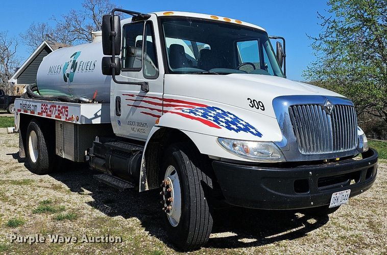 image for item MB9955 2007 International 4300  vacuum truck