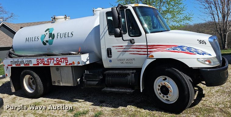 image for item MB9955 2007 International 4300  vacuum truck