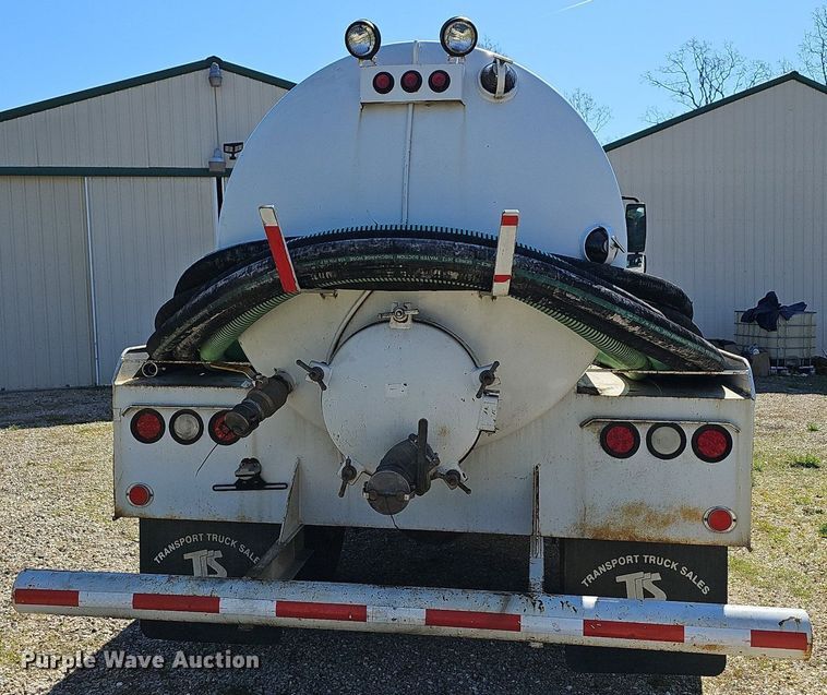 image for item MB9955 2007 International 4300  vacuum truck