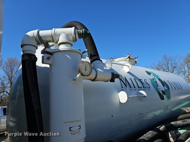 image for item MB9955 2007 International 4300  vacuum truck