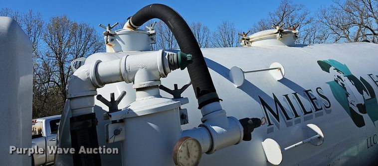 image for item MB9955 2007 International 4300  vacuum truck