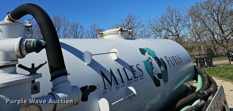 image for item MB9955 2007 International 4300  vacuum truck