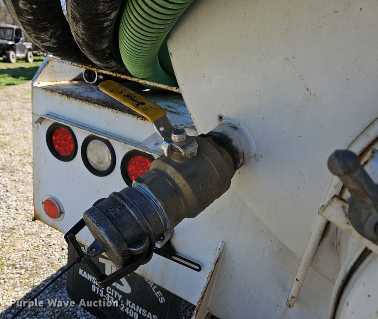 image for item MB9955 2007 International 4300  vacuum truck