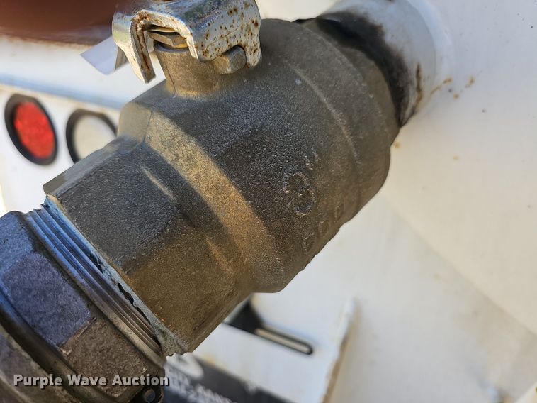 image for item MB9955 2007 International 4300  vacuum truck