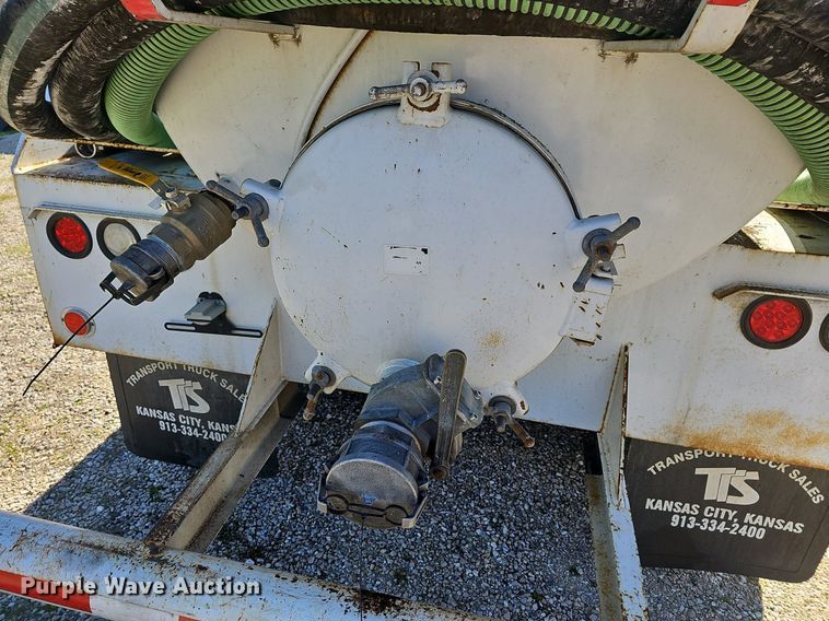 image for item MB9955 2007 International 4300  vacuum truck