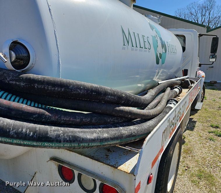 image for item MB9955 2007 International 4300  vacuum truck