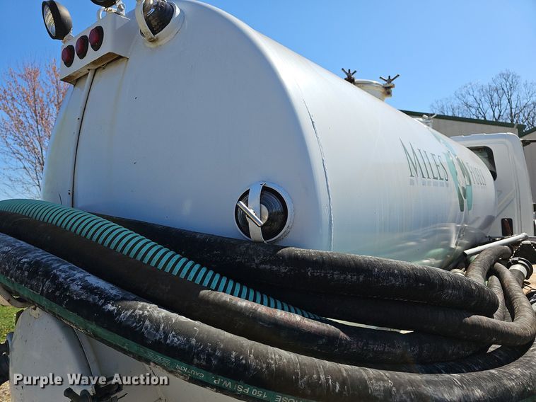 image for item MB9955 2007 International 4300  vacuum truck