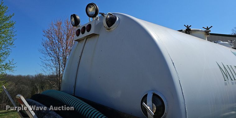 image for item MB9955 2007 International 4300  vacuum truck