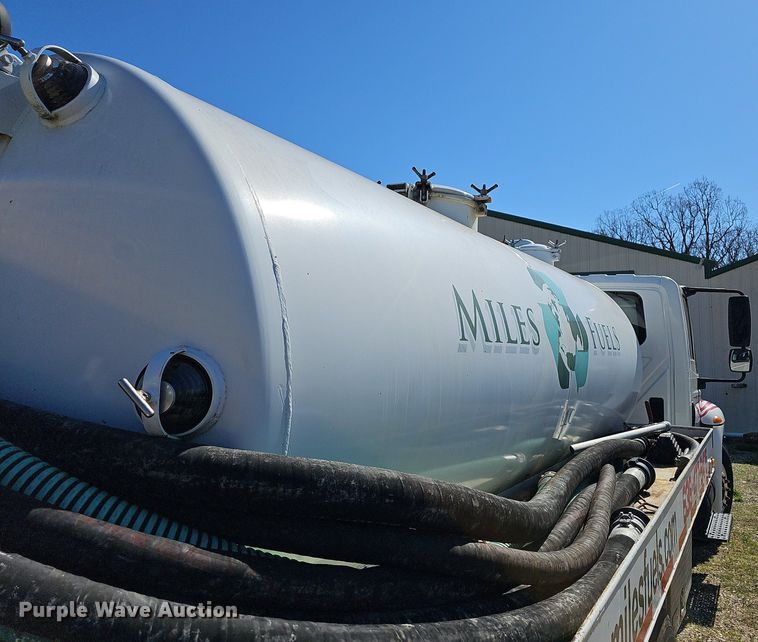 image for item MB9955 2007 International 4300  vacuum truck