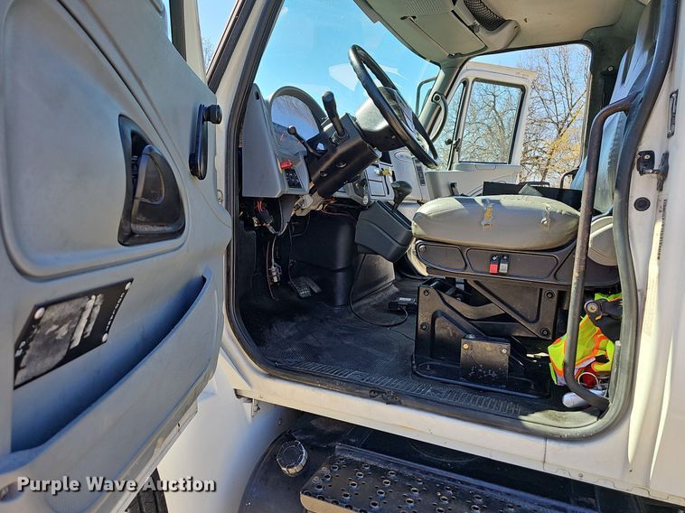 image for item MB9955 2007 International 4300  vacuum truck