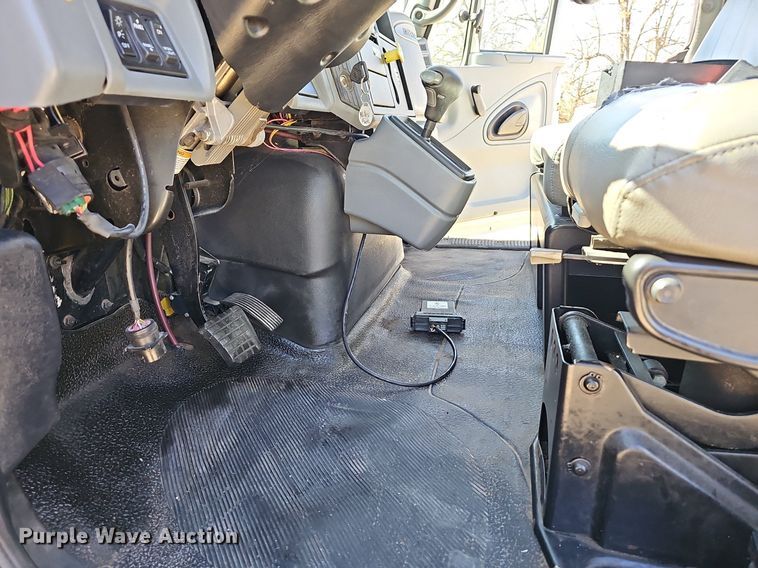 image for item MB9955 2007 International 4300  vacuum truck