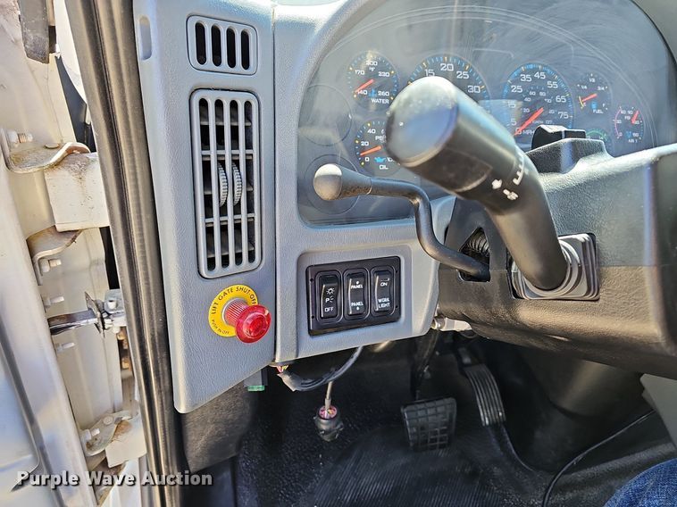 image for item MB9955 2007 International 4300  vacuum truck