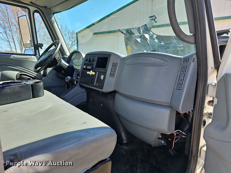 image for item MB9955 2007 International 4300  vacuum truck