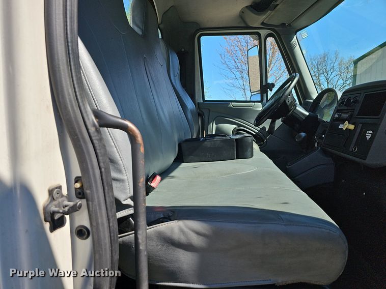 image for item MB9955 2007 International 4300  vacuum truck