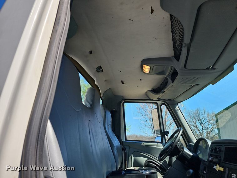 image for item MB9955 2007 International 4300  vacuum truck