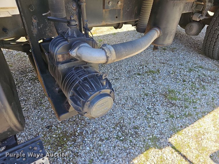 image for item MB9955 2007 International 4300  vacuum truck