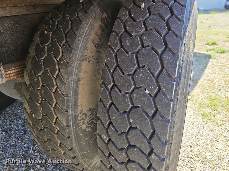 image for item MB9955 2007 International 4300  vacuum truck