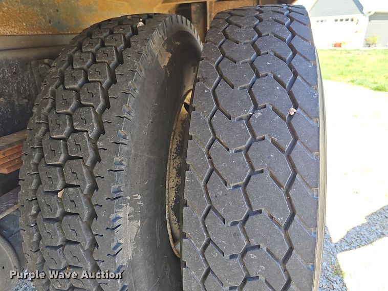 image for item MB9955 2007 International 4300  vacuum truck