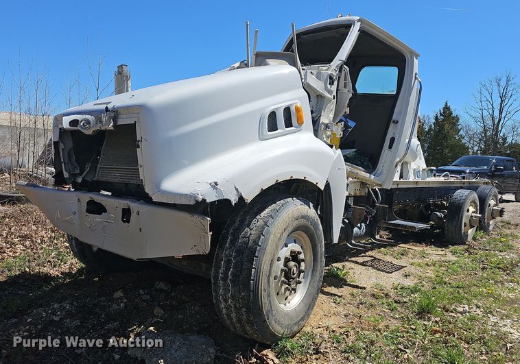 image for item MB9958 2007 Sterling L9500  truck cab and chassis