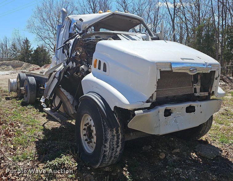 image for item MB9958 2007 Sterling L9500  truck cab and chassis