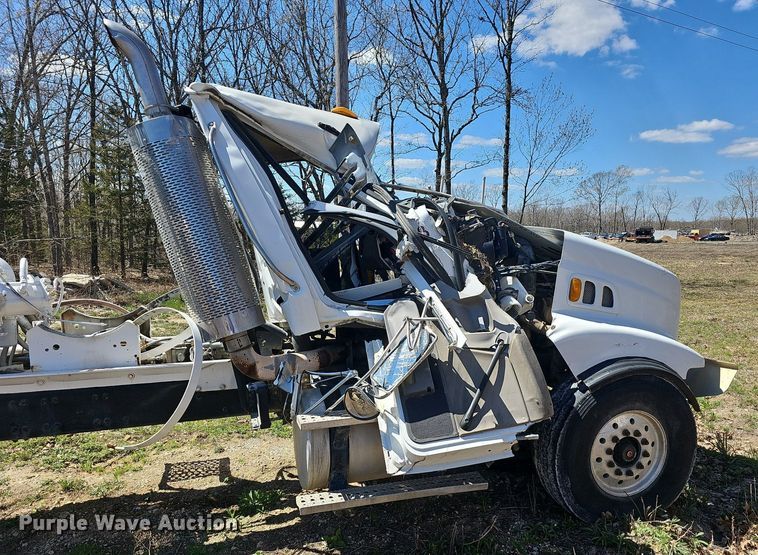 image for item MB9958 2007 Sterling L9500  truck cab and chassis