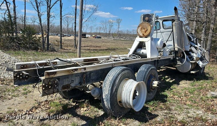 image for item MB9958 2007 Sterling L9500  truck cab and chassis