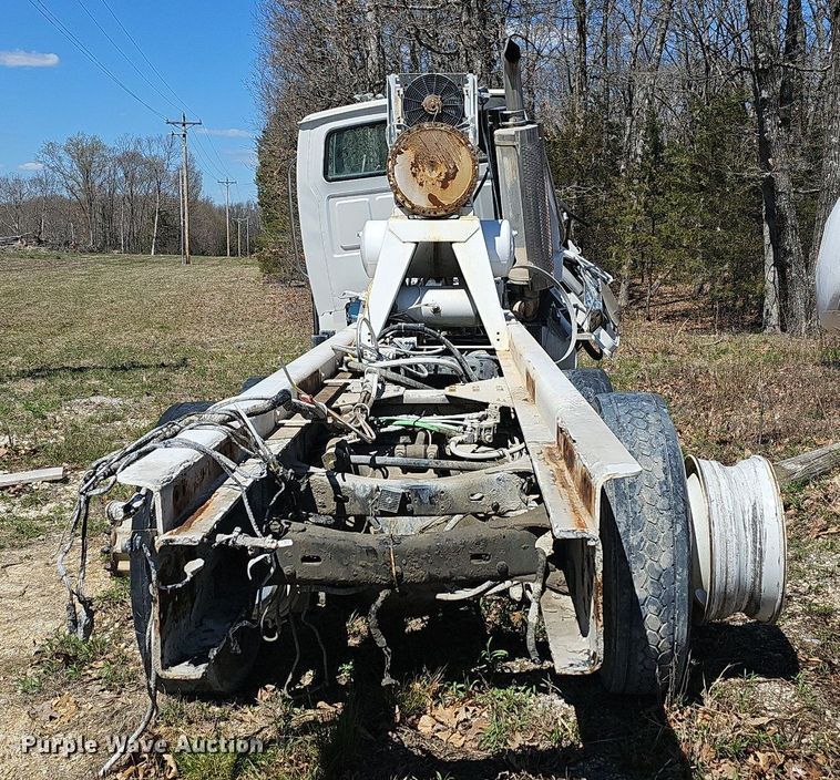 image for item MB9958 2007 Sterling L9500  truck cab and chassis