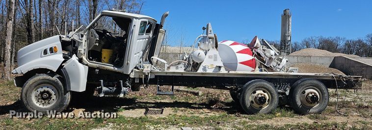 image for item MB9958 2007 Sterling L9500  truck cab and chassis