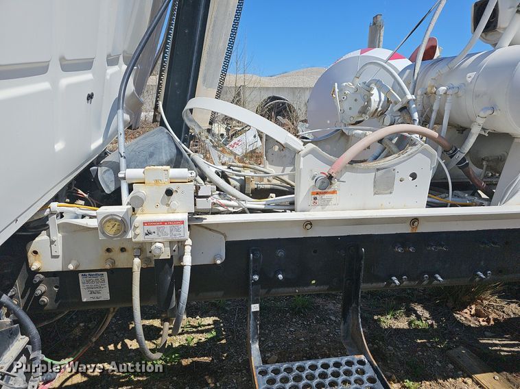 image for item MB9958 2007 Sterling L9500  truck cab and chassis