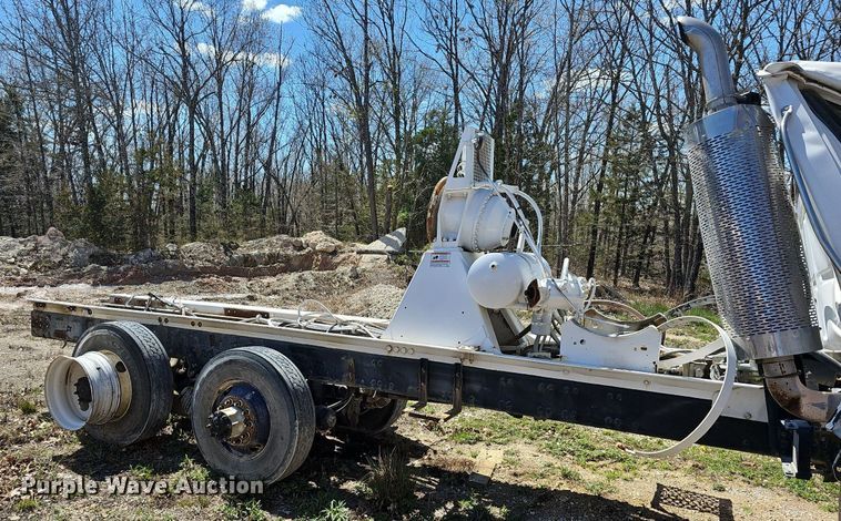 image for item MB9958 2007 Sterling L9500  truck cab and chassis