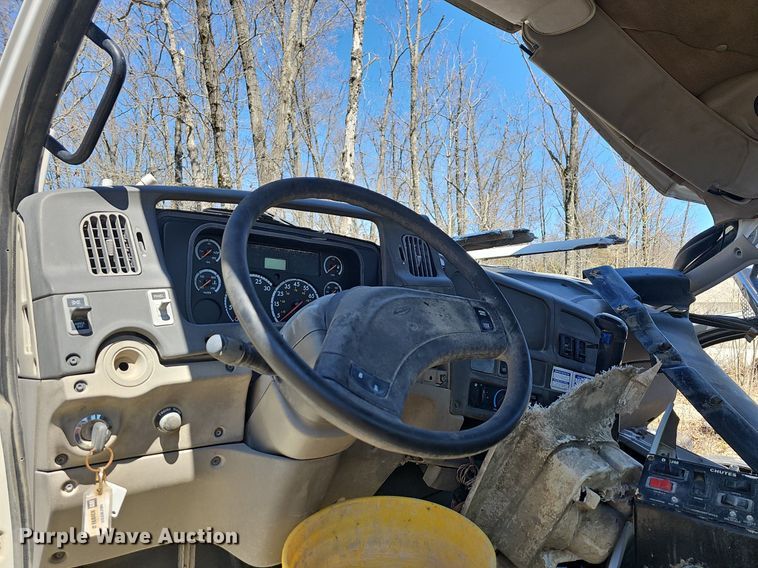 image for item MB9958 2007 Sterling L9500  truck cab and chassis