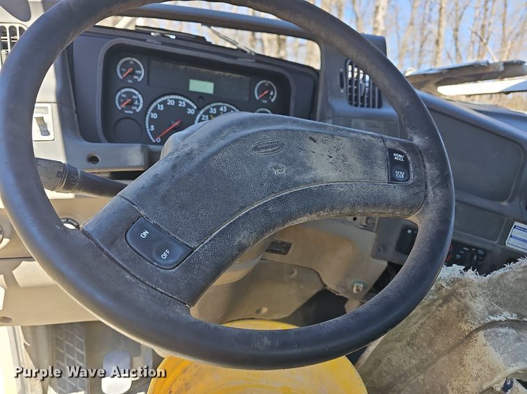 image for item MB9958 2007 Sterling L9500  truck cab and chassis