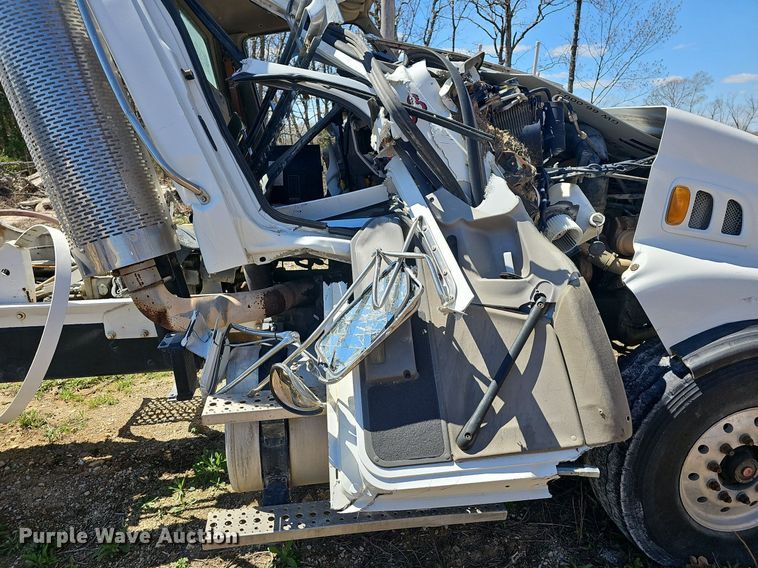 image for item MB9958 2007 Sterling L9500  truck cab and chassis